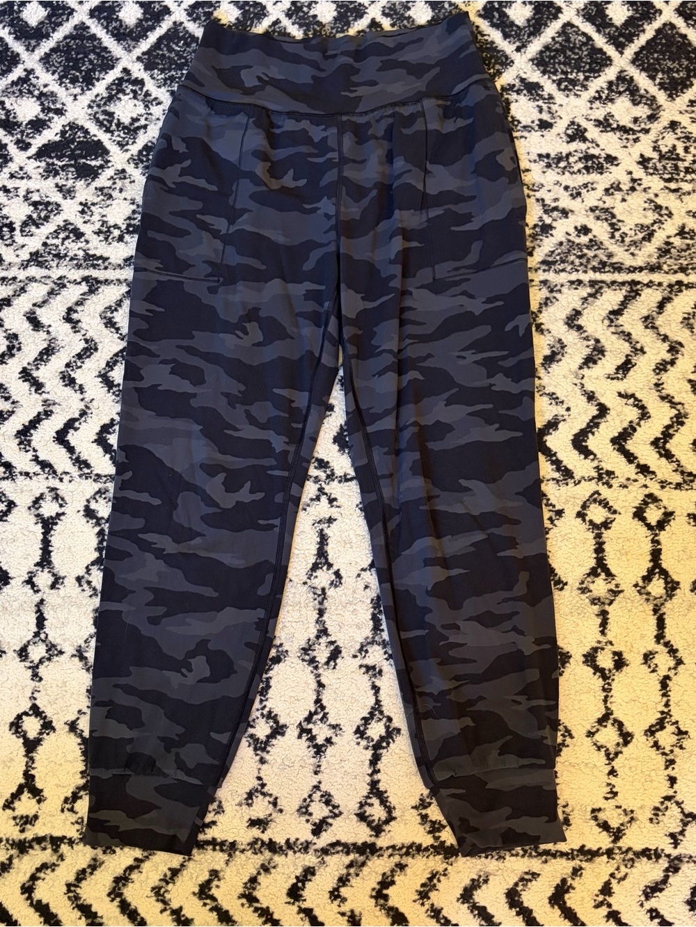 Athleta Women’s M Salutation Camo Jogger Black Gray Soft Comfy Athleisure EUC